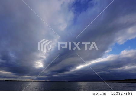 帯状の雲間に青空が現れた夕方の港・春・超広角・空主体・230318pm 帯状の雲間に青空が現れた夕方の港・春・超広角・空主体・230318pm 100827368