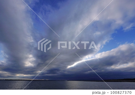 帯状の雲間に青空が現れた夕方の港・春・超広角・空主体・230318pm 100827370