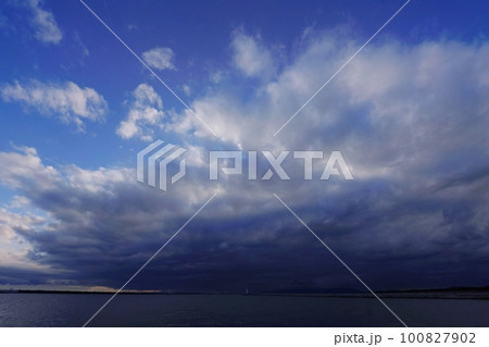 天候が晴から曇に変化した夕方の港・春・超広角・空主体・230318pm 100827902
