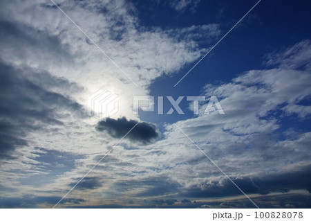 太陽に照らされた多様な雲が一面に広がった午後の空・春・空限定・230318pm 太陽に照らされた多様な雲が一面に広がった午後の空・春・空限定・230318pm 100828078