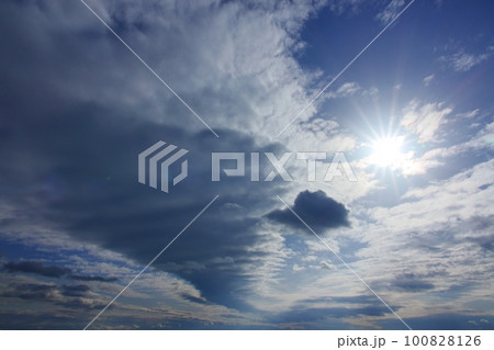 太陽に照らされた多様な雲が一面に広がった午後の空・春・空限定・230318pm 太陽に照らされた多様な雲が一面に広がった午後の空・春・空限定・230318pm 100828126