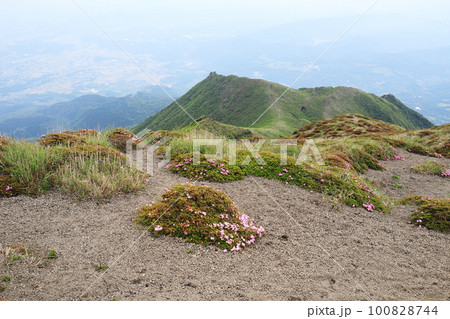 高千穂峰の山頂から眺める霧島の景色 高千穂峰の山頂から眺める霧島の景色 100828744