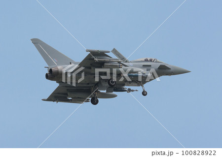 イギリス空軍タイフーンFGR4着陸進入 100828922