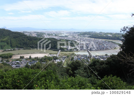 山口県岩国市新岩国の町並風景と錦帯橋 山口県岩国市新岩国の町並風景と錦帯橋 100829148