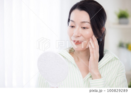 手鏡を見るミドル女性 手鏡を見るミドル女性 100829289