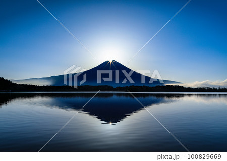 春の田貫湖Wダイヤモンド富士　静岡県富士宮市 100829669