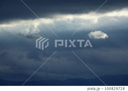 暗雲の隙間から射した光芒・春・望遠・230318pm 暗雲の隙間から射した光芒・春・望遠・230318pm 100829728