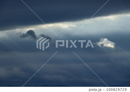 暗雲の隙間から射した光芒・春・望遠・230318pm 暗雲の隙間から射した光芒・春・望遠・230318pm 100829729