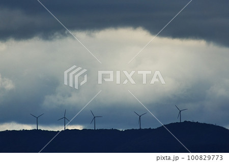 雲の多い午後の空と山の稜線に並ぶ風力発電の風車・春・望遠・230318pm 雲の多い午後の空と山の稜線に並ぶ風力発電の風車・春・望遠・230318pm 100829773