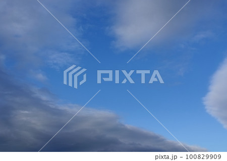 青空と緩やかな雲が現れた清々しい午後の空・春・広角・空限定・230318pm 100829909