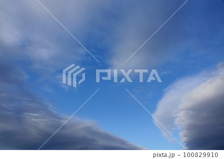 青空と緩やかな雲が現れた清々しい午後の空・春・広角・空限定・230318pm 100829910