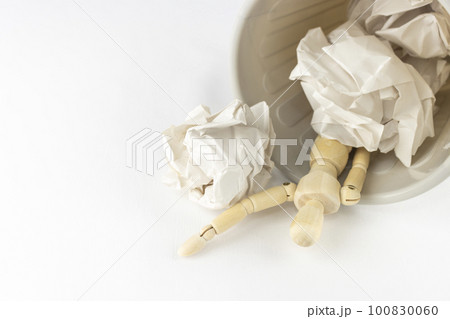 ごみ箱に入ったデッサン人形。人材の使い捨てイメージ ごみ箱に入ったデッサン人形。人材の使い捨てイメージ 100830060