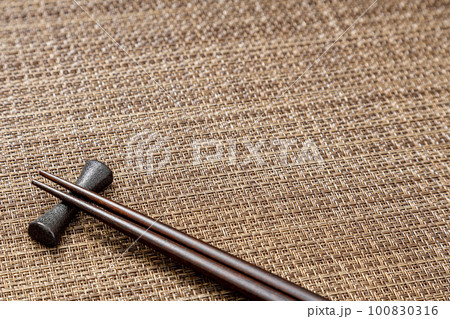 茶色のランチョンマットと箸と箸置き 100830316