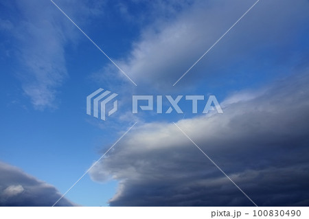 青空と緩やかな雲が現れた清々しい午後の空・春・広角・空限定・230318pm 100830490