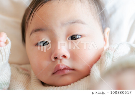 見つめる赤ちゃん 見つめる赤ちゃん 100830617