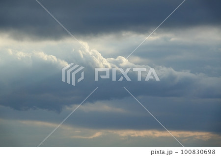 暗雲の隙間から射した光芒と照らされた雲・春・望遠・空限定・230318pm 100830698