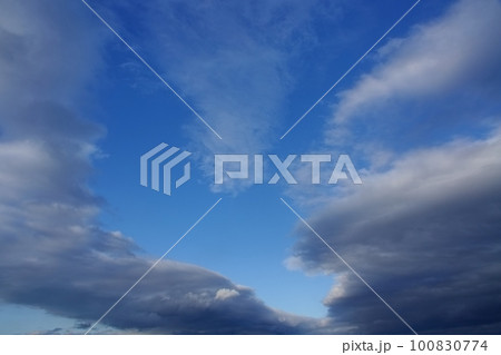青空と多様な雲が現れた清々しい午後の空・春・広角・空限定・230318pm 100830774
