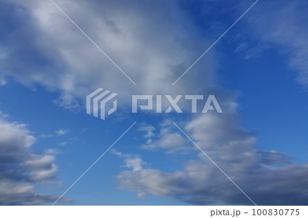 青空と多様な雲が現れた清々しい午後の空・春・広角・空限定・230318pm 100830775