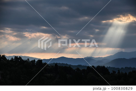 新潟県長岡市川口峠 山並みに差し込む神秘的な光と光芒 新潟県長岡市川口峠 山並みに差し込む神秘的な光と光芒 100830829