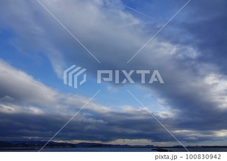 青空と帯状の雲が現れた清々しい夕方の空・春・広角・空主体・230318pm 青空と帯状の雲が現れた清々しい夕方の空・春・広角・空主体・230318pm 100830942