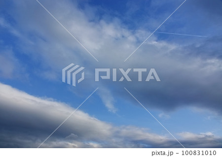 青空と多様な雲が現れた清々しい夕方の空・春・広角・空限定・230318pm 100831010