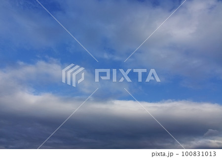 青空と多様な雲が現れた清々しい夕方の空・春・広角・空限定・230318pm 100831013