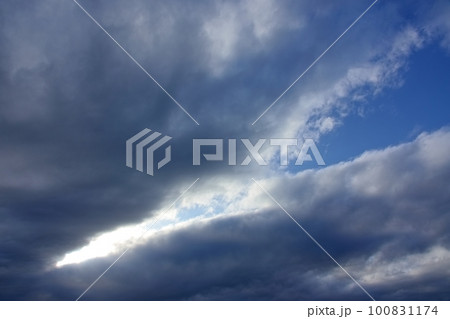 青空と多様な雲が現れた清々しい夕方の空・春・広角・空限定・230318pm 100831174