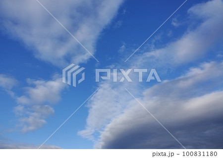 青空と多様な雲が現れた清々しい夕方の空・春・広角・空限定・230318pm 100831180