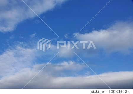 青空と多様な雲が現れた清々しい夕方の空・春・広角・空限定・230318pm 100831182
