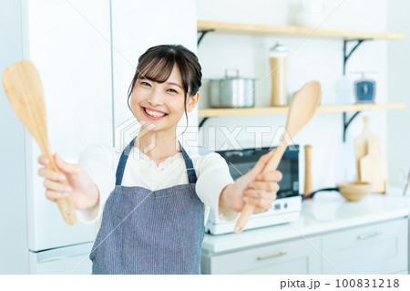 キッチンで張り切る新婚の主婦 キッチンで張り切る新婚の主婦 100831218