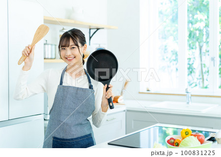 キッチンで張り切る新婚の主婦 キッチンで張り切る新婚の主婦 100831225