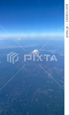 飛行機から見た空と雲と富士山 100831309