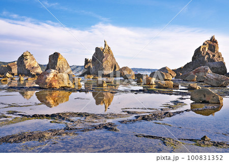 【橋杭岩】 和歌山県東牟婁郡串本町くじの川 【橋杭岩】 和歌山県東牟婁郡串本町くじの川 100831352