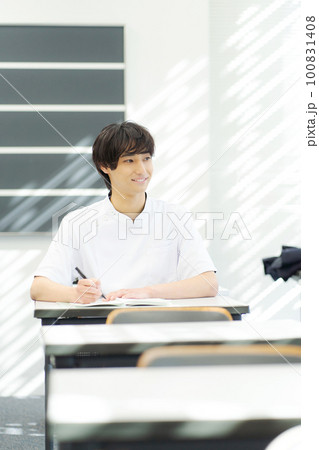 研修を受ける看護学生のポートレート 研修を受ける看護学生のポートレート 100831408