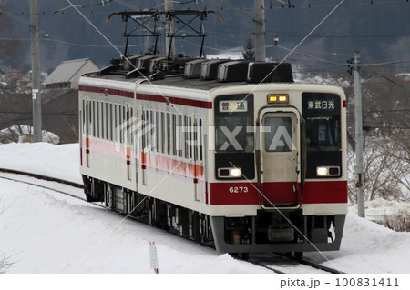 冬の会津鉄道会津線に乗り入れる東武6050系電車 100831411