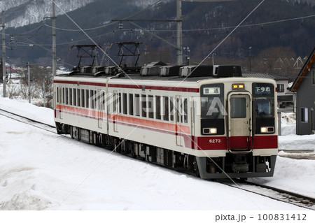 冬の会津鉄道会津線に乗り入れる東武6050系電車 100831412
