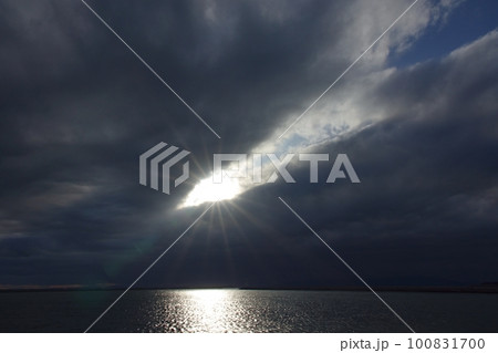雲間から光が射した夕方の空と反射する港の海・春・広角・空主体・230318pm 雲間から光が射した夕方の空と反射する港の海・春・広角・空主体・230318pm 100831700