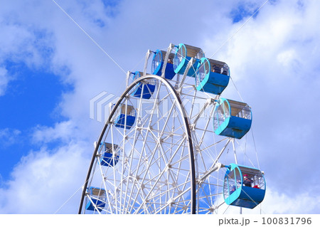 青空と観覧車の休日の風景 100831796