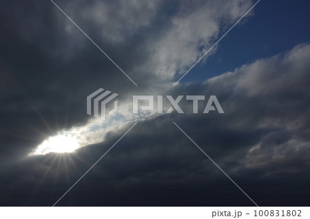 雲間から光が射した夕方の空・春・広角・空主体・230318pm 雲間から光が射した夕方の空・春・広角・空主体・230318pm 100831802