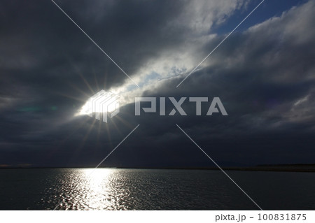 雲間から光が射した夕方の空と反射する港の海・春・広角・空主体・230318pm 雲間から光が射した夕方の空と反射する港の海・春・広角・空主体・230318pm 100831875