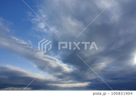 青空と多様な雲が現れた清々しい夕方の空・春・広角・空限定・230318pm 100831904
