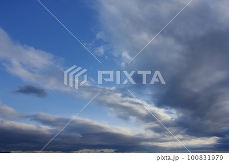 青空と多様な雲が現れた清々しい夕方の空・春・広角・空限定・230318pm 100831979