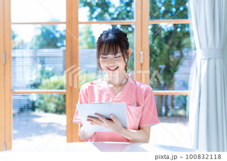 カウンセリングする若い女性 カウンセリングする若い女性 100832118