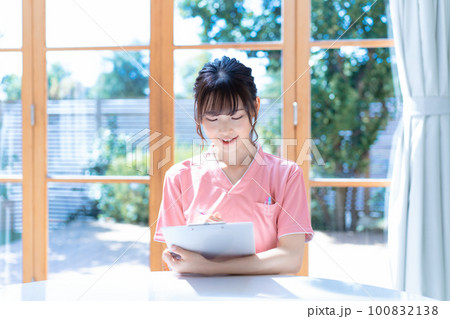 カウンセリングする若い女性 100832138