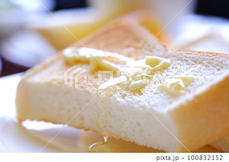 厚切りトーストにマーガリンと蜂蜜をかけた朝食 厚切りトーストにマーガリンと蜂蜜をかけた朝食 100832152