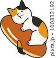 大きなコッペパンを抱きしめて眠る三毛猫のキャラクターイラスト 100832192