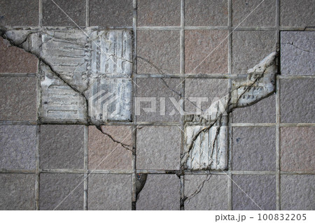 われたタイル 100832205