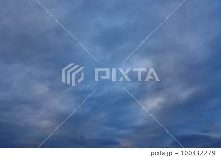雲に覆われた夕方の空・春・空限定・230318pm 雲に覆われた夕方の空・春・空限定・230318pm 100832279