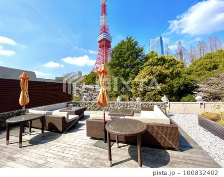 レストランのテラス席と春の空模様 100832402