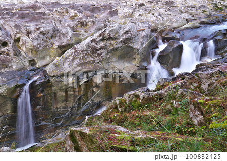 【滝の拝】 和歌山県東牟婁郡古座川町小川 【滝の拝】 和歌山県東牟婁郡古座川町小川 100832425